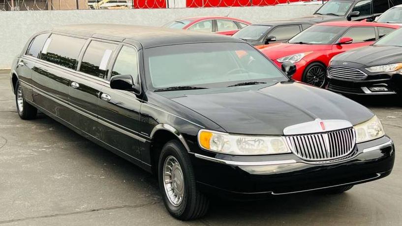 LINCOLN TOWN CAR 2002 1L1FM81W62Y629618 image